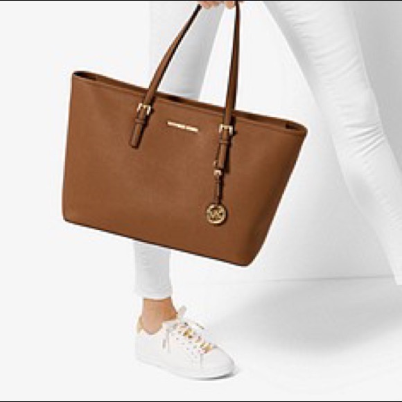 Jet Set Medium Saffiano Leather Top-Zip Tote Bag - Picture 4 of 16